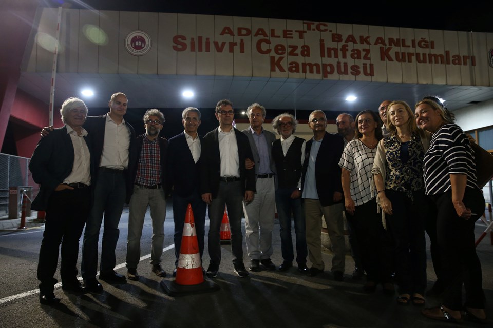 Tahliyesine karar verilen Kadri Gürsel Silivri Cezaevi'nden ayrıldı. Gürsel'i cezaevi önünde ailesi, yakınları, çalışma arkadaşları ve milletvekillerinin bulunduğu kalabalık karşıladı.