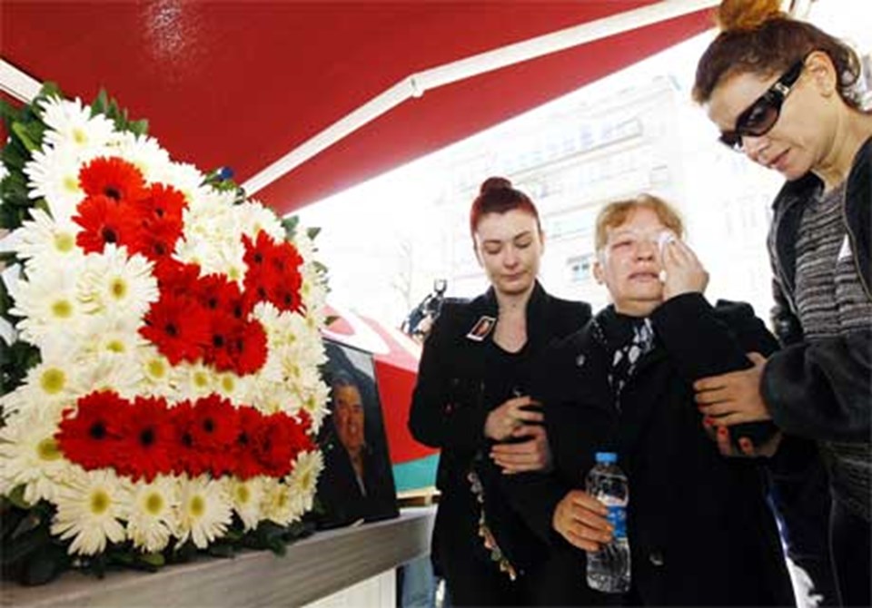 Tiyatro ve seslendirme sanatçısı Osman Gidişoğlu'nun eşi Selma Gidişoğlu, usta oyuncunun tabutu başında gözyaşı döktü.