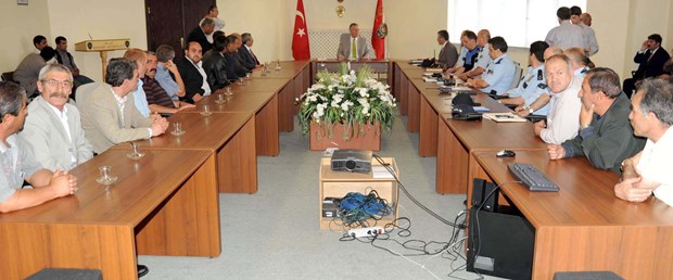 Davulcu, zurnacı, polis el ele