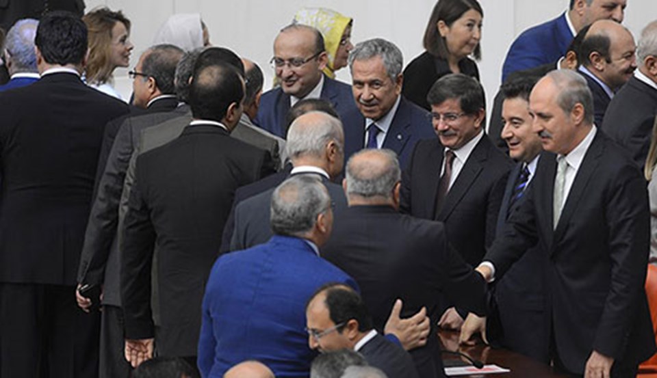 Başbakan Ahmet Davutoğlu, Başbakan Yardımcıları Numan Kurtulmuş, Ali Babacan, Bülent Arınç ve Yalçın Akdoğan, güven oylamasının ardından tebrikleri kabul etti