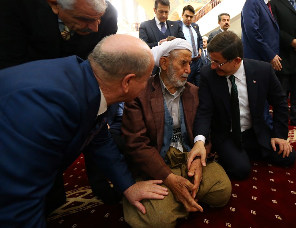 Gözyaşlarına hakim olamayan vatandaş, "Bizi buralarda yalnız koymayın, Allah yardımcınız olsun" dedi.
