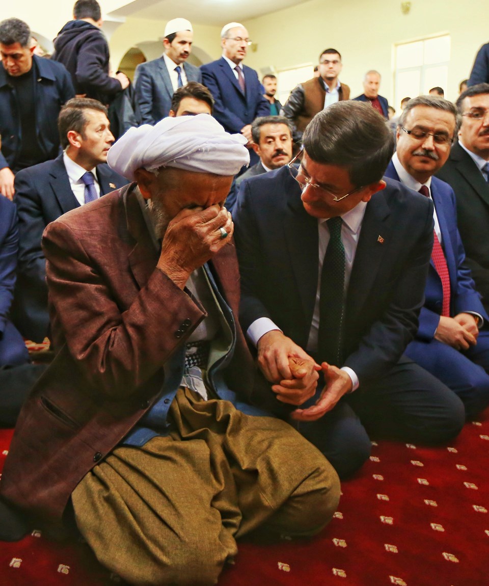 Camide Başbakan Davutoğlu'nu gören bir vatandaş heyecanlanarak gözyaşlarına hakim olamadı.