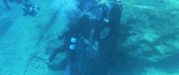 Denize uçan otomobilden mucize kurtuluş