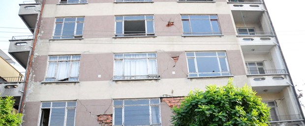 Depremden 12 yıl sonra hasarlı levhası