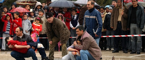 Depremden kaçarken yağmura tutuldular