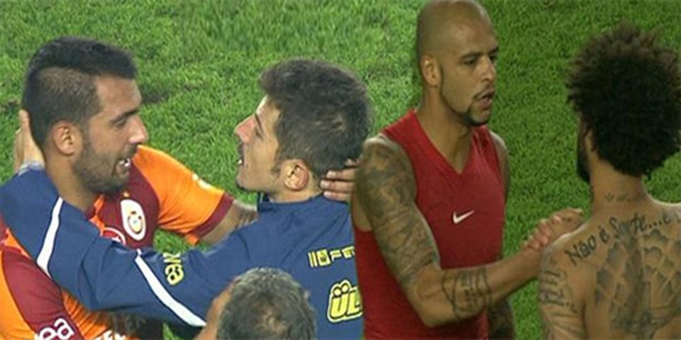 Derbi sonrası iki takım futbolcuları birbirlerini kutladı