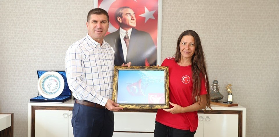 Derya Can, rekor denemesi öncesinde Burdur Belediye Başkanı Ali Orkun Ercengiz’i makamında ziyaret etti.