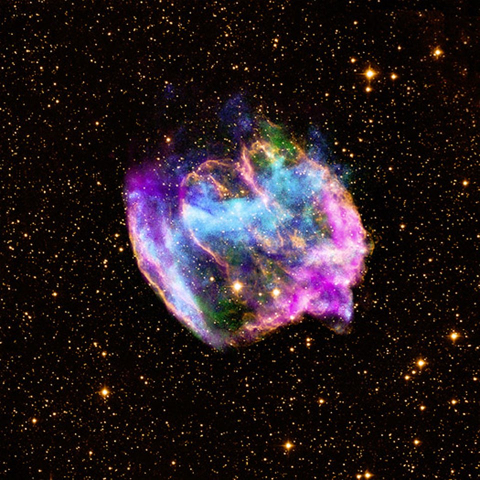 Galaksinin en genç karadeliği adayı W49B. NASA'nın Chandra X-ray Gözlemevi teleskobu tarafından tespit edilen süpernova kalıntısının, bir nötron yıldızına değil ancak karadeliğe dönüşmesi bekleniyor. BÜYÜTMEK İÇİN TIKLAYIN!