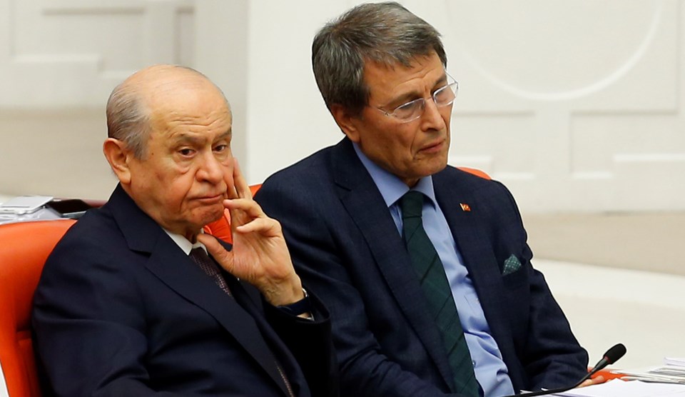 Bahçeli'nin, oturumda parti yönetimine muhalif tavır alan Yusuf Halaçoğlu ile yan yana oturması dikkat çekti.