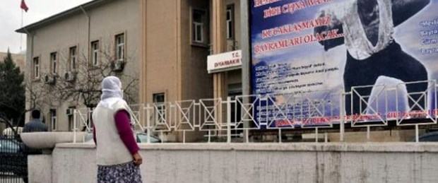 Devlet şehitleri Kürtçe andı
