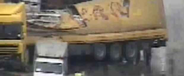 Devrilen TIR, TEM trafiğini felç etti