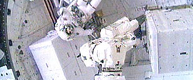 Discovery astronotları 6.5 saat uzayda kaldı
