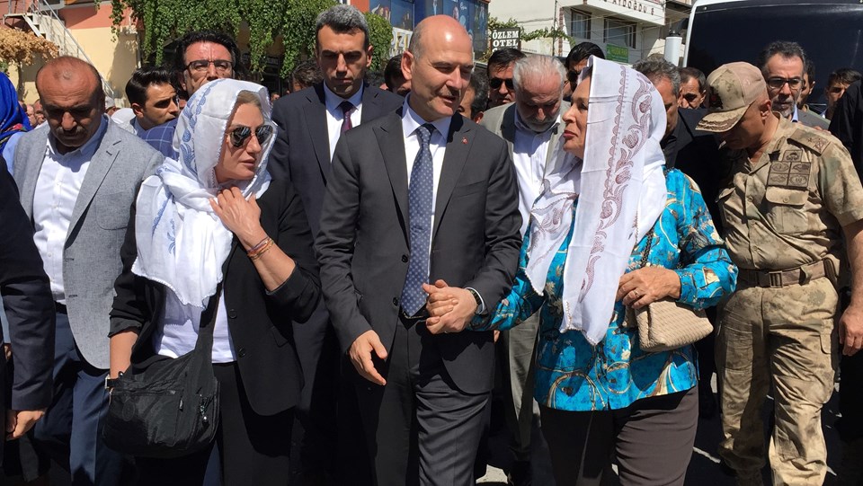 Hülya Koçyiğit (sağda) ve Muazzez Ersoy (solda)
