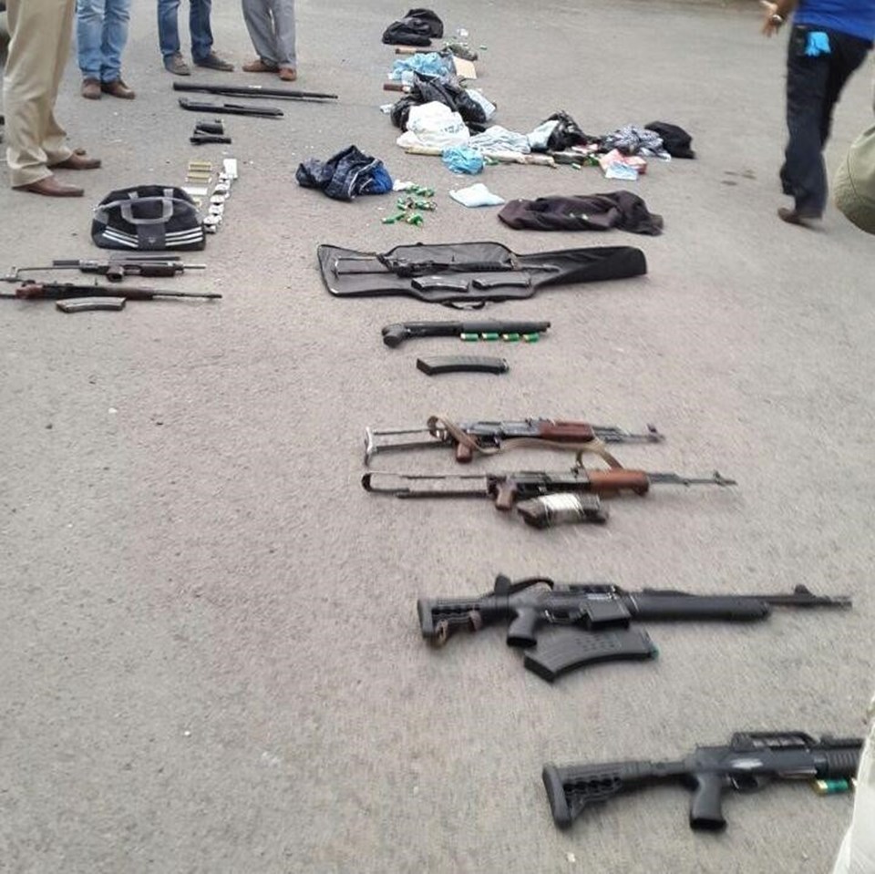 Gözaltına alınan kişilerin beraberinde 4 kaleşnikof tüfek, 1 uzi marka otomatik silah, 4 av tüfeği, 1 pompalı tüfek, 1 glock marka tabanca, çok sayıda fişek, 5 sopa ve 1 dürbün ele geçirildiği belirtildi.