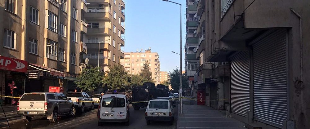Diyarbakır'da, PKK'nın hücre evine düzenlenen...
