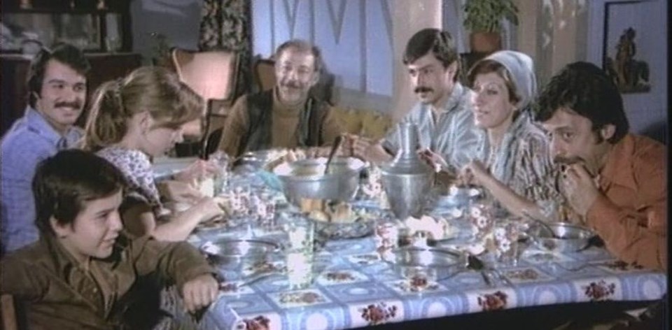 1976 yapımı Aile Şerefi adlı filmde Münir Özkul, Adile Naşit, Itır Esen ve Şevket Altuğ gibi usta oyuncular rol almıştı