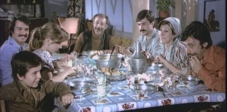 1976 yapımı Aile Şerefi adlı filmde Münir Özkul, Adile Naşit, Itır Esen ve Şevket Altuğ gibi usta oyuncular rol almıştı