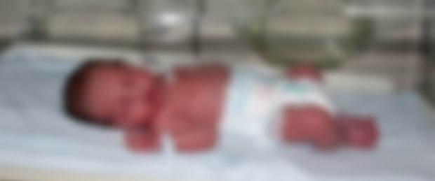Doğurduğu bebeği çöpe attı