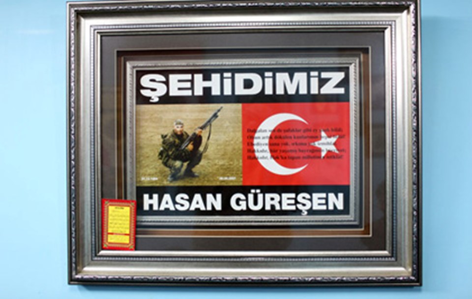 Kahvehanenin duvarında, mahallenin verdiği şehitin resmi asılı.