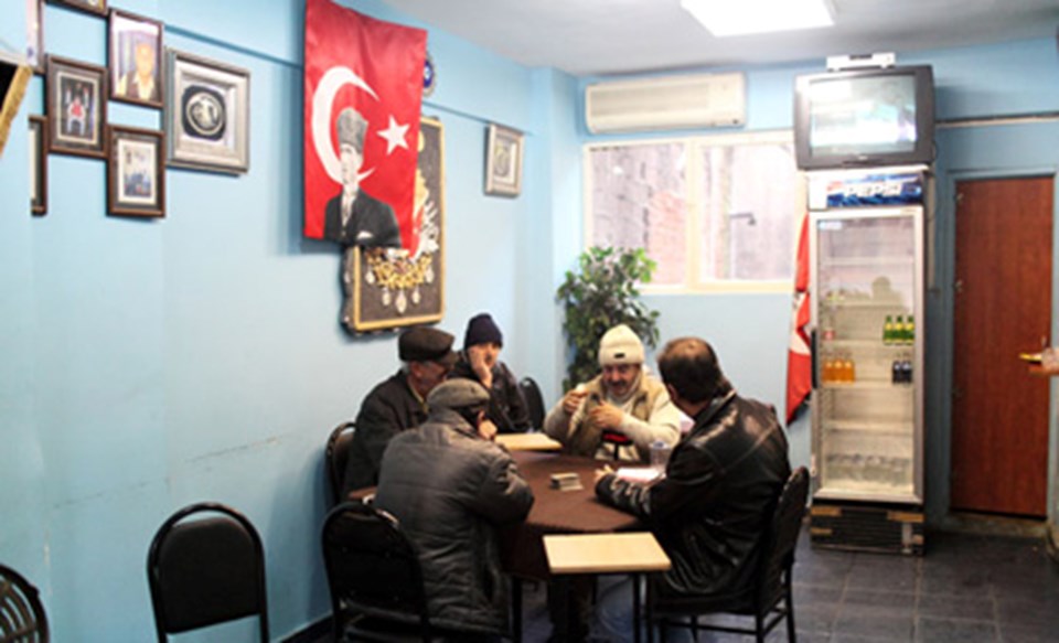 Kahvehanenin müdavimleri