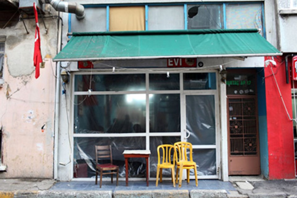Olaylar sırasında camları kırılan müzisyenler kahvehanesi...