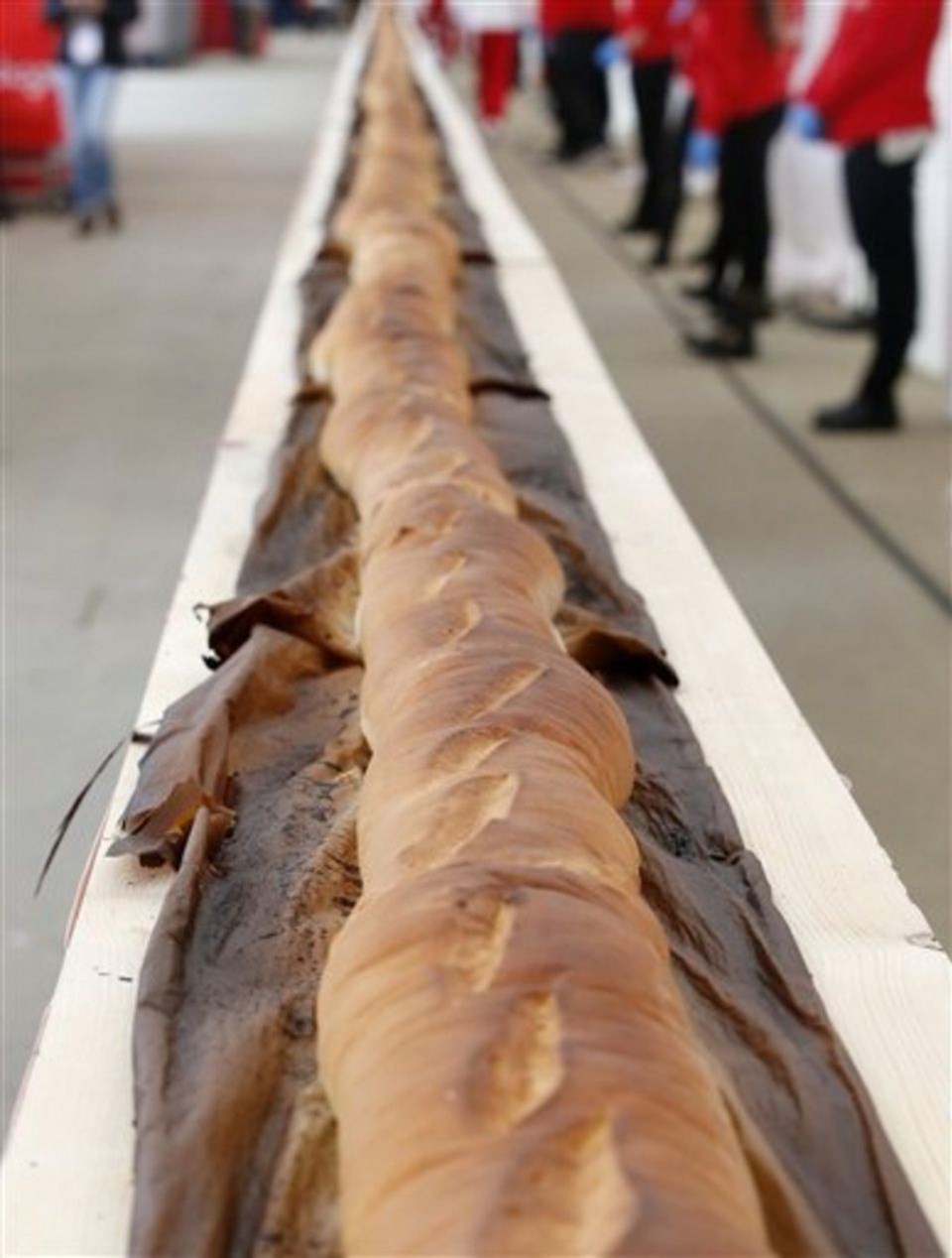 Огромные жесткие длинные. Самый длинный багет. Батон длинный. Самый большой хлеб. Самый длинный.