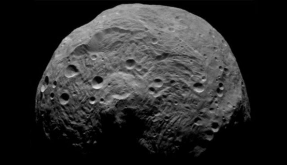 Yüzeyinde su izine rastlanan dev asteroit Vesta.