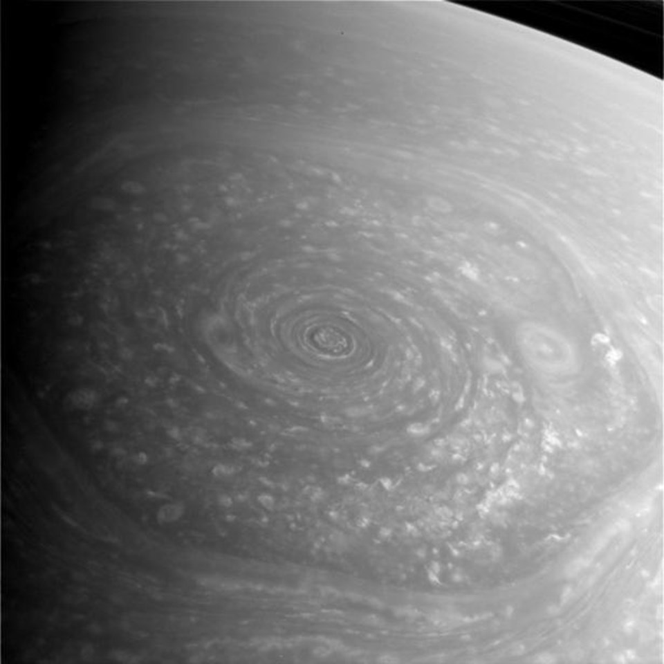 Cassini bu fotoğrafları 400 bin km mesafeden çekti.