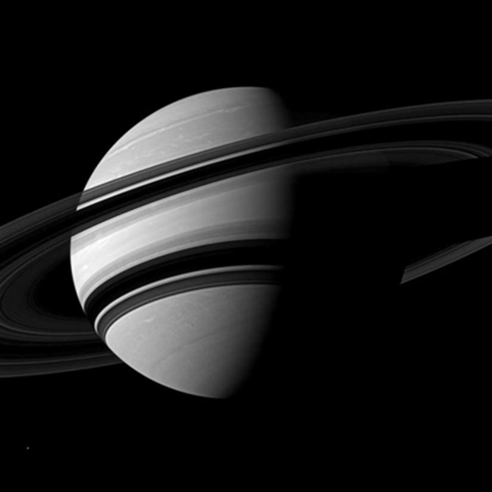 Cassini'nin 15 Haziran'da, Satürn'ün güneyinde, halkalarının karanlıkta kalan kısmından 14 derece aşağıda bu fotoğrafı çekti. Gezegenden 2.9 milyon kilometre mesafeden çekilen karede, 504 km genişliğindeki Enceladus, sağ altta ufak bir nokta olarak görülü