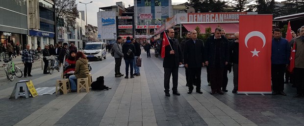 istiklal marşı saygı duruşu gözaltı.jpg