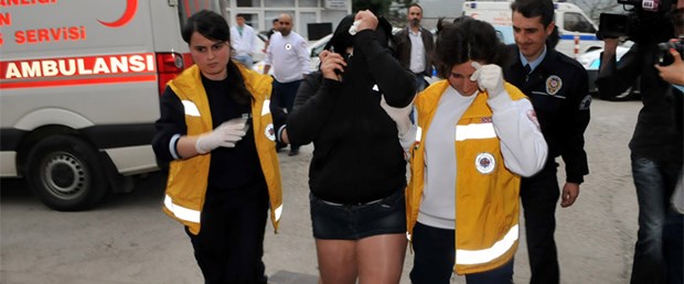 Ehliyetsiz sürücü kaldırıma çıktı: 3 yaralı