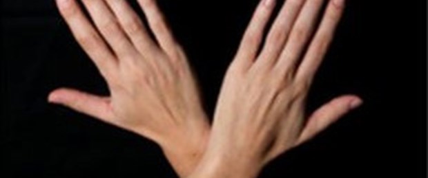 Elleri çapraz tutmak 'acıyı azaltıyor'
