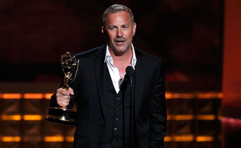 Usta oyuncu Kevin Costner Mini Dizi dalında En İyi Erkek Oyuncu seçildi.
