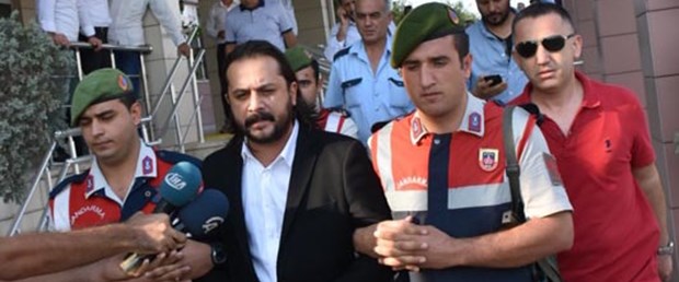 ozcelik-ailesinin-avukati-emrah-serbes-yazdigi-senaryoya-gore-teslim-oldu_3883_dhaphoto3.jpg
