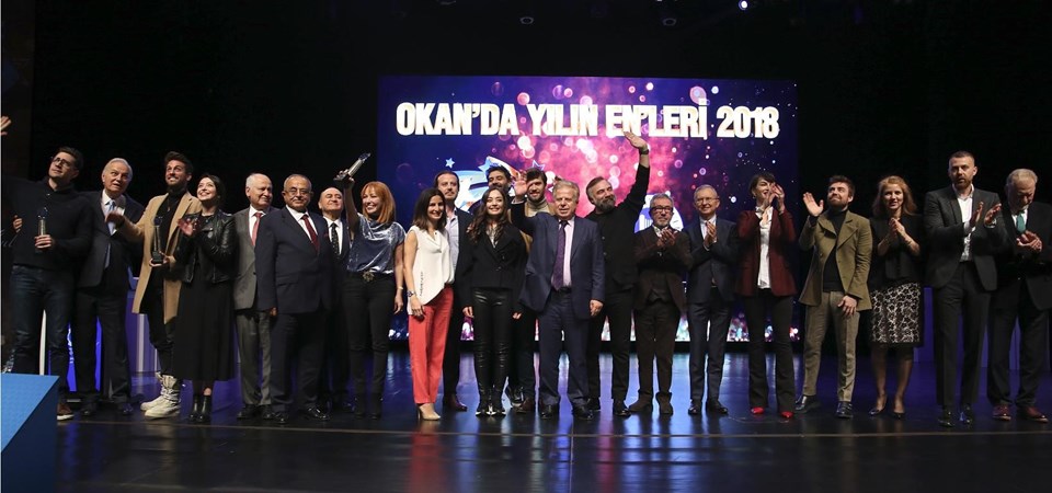 Mütevelli Heyeti Başkanı Bekir Okan ödül alanlarla sahneye çıktı.