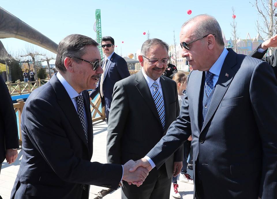 Eski Ankara Büyükşehir Belediye Başkanı Melih Gökçek de törende yer aldı.
