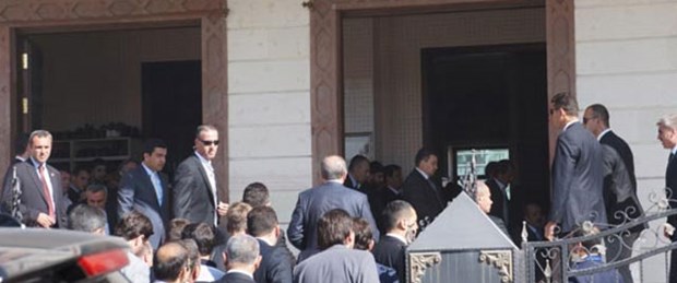 Erdoğan cami kapısı girişinde namaz kıldı