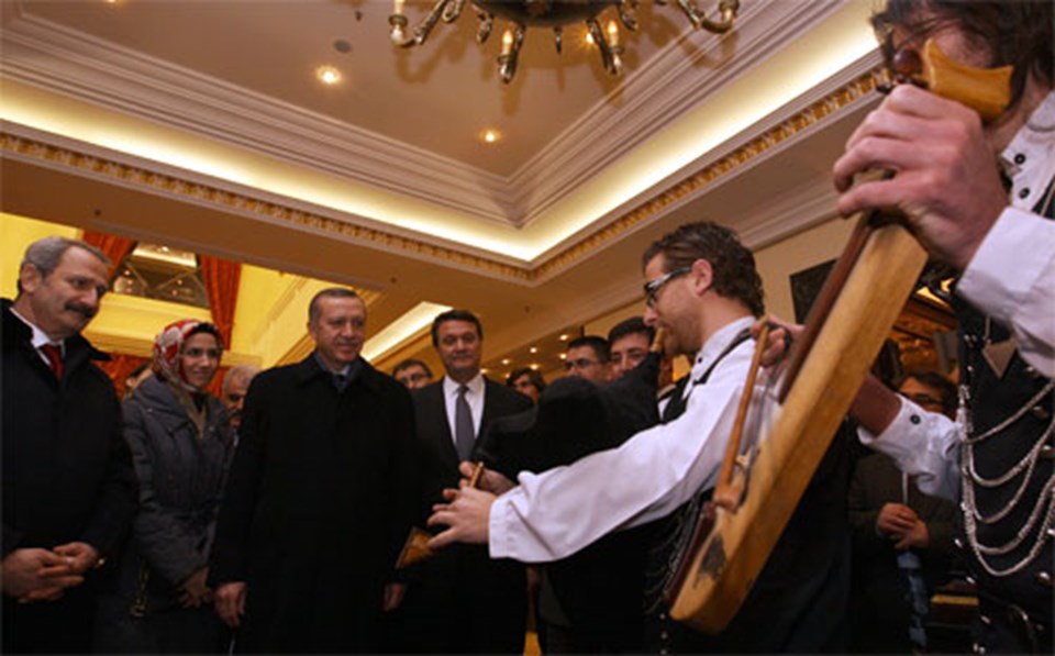 Başbakan Erdoğan, Moskova'da kaldığı otele gelişinde kemençe ile karşılandı.