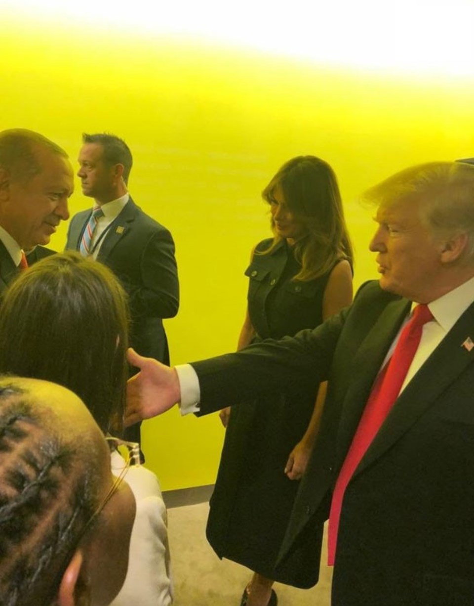 Cumhurbaşkanı Erdoğan ile ABD Başkanı Trump arasında sıcak bir tokalaşma yaşandı.