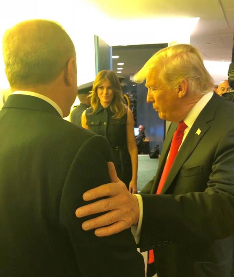 Cumhurbaşkanı Recep Tayyip Erdoğan, Trump'ın eşi Melania Trump'la da selamlaştı.  