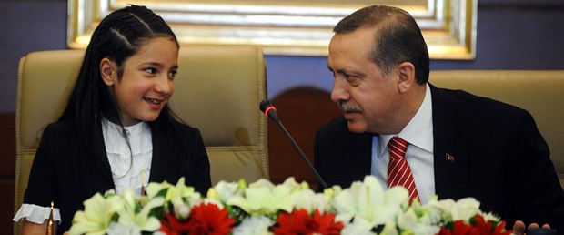 Erdoğan'dan minik başbakana: İster asarsın...