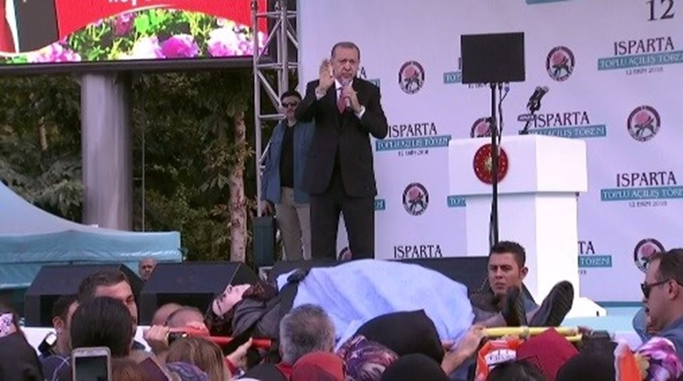 Erdoğan'ın konuşması sırasında fenalaşan bir vatandaş sedye ile götürüldü.