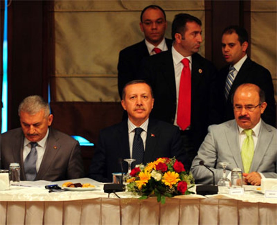 Toplantıya Ulaştırma Bakanı Binali Yıldırım ve AK Parti Genel Başkan Yardımcısı Hüseyin Çelik de katıldı.