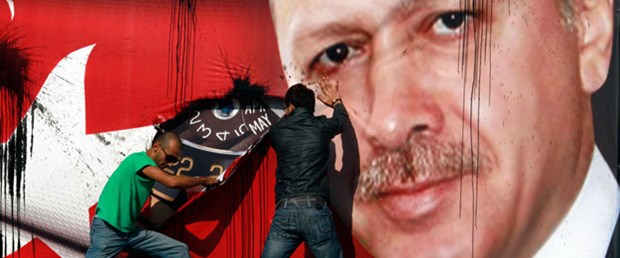 Erdoğan'ın posterini yırttılar