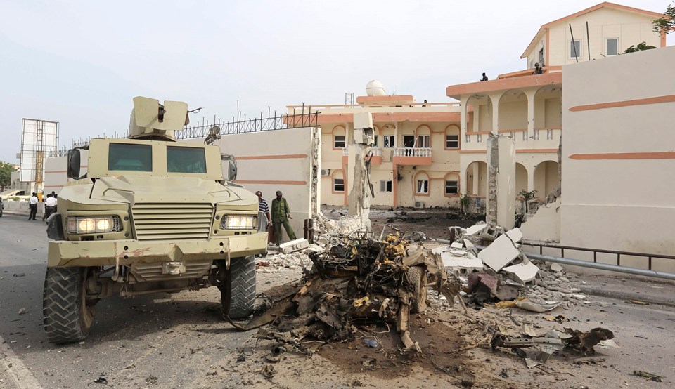 Somali'de Türk delegasyonun kaldığı otelin önünde patlama oldu. Olay yerinden ilk görüntüler.