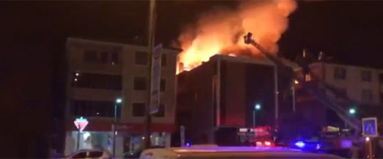 Erzincan'da gece saatlerinde bir evin çatı...