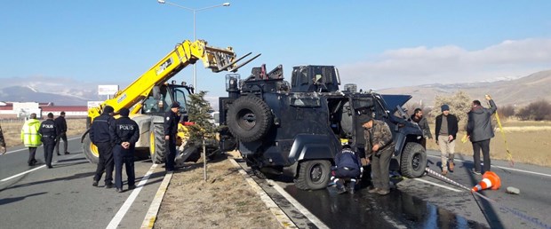 erzincanda-polis-araci-devrildi-2-yarali_1471_dhaphoto2.jpg