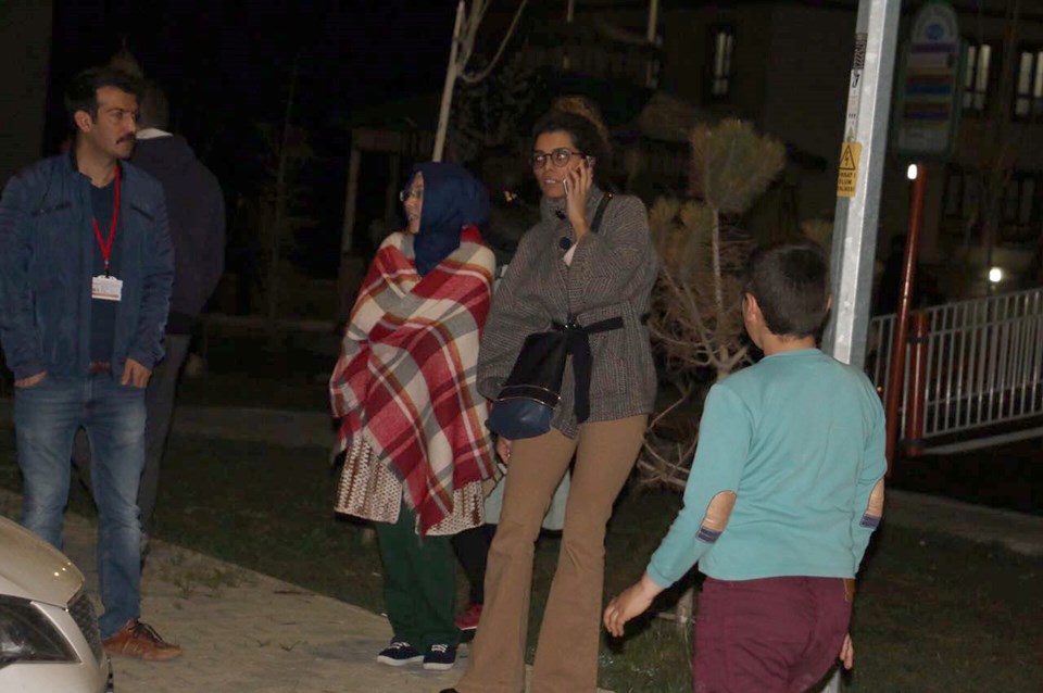 Depremin hissedilmesiyle vatandaşlar evlerinden çıkarak sokakta bekledi.