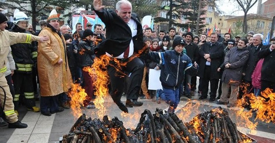 Birden alev alan odunların üzerinden atlamak isteyen Vali, yanmaktan son anda kurtuldu.
