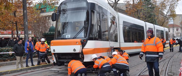 tramvay-raydan-cikti-seferler-2-saat-durdu.jpg
